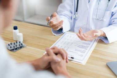 Bir doktor konseptini ziyaret eden bir doktor hastalarının semptomlarını teşhis eder ve hastanın durumunu tarif eder.