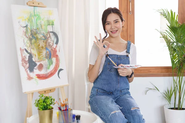 Kreatywny Koncepcji Sztuki Młoda Azjatycka Kobieta Gest Zrobienia Gdy Rysowanie — Zdjęcie stockowe