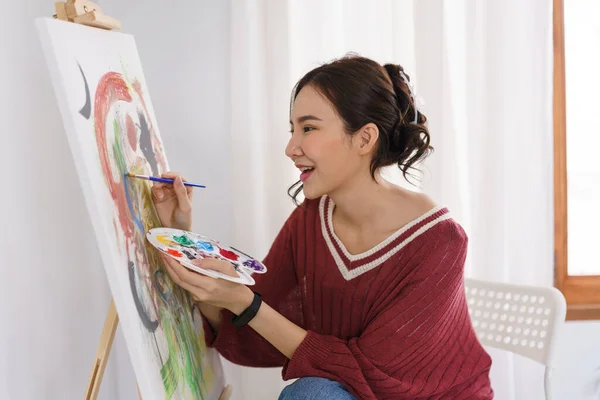 Kreatywna Koncepcja Sztuki Młoda Azjatycka Kobieta Trzymać Paletę Kolorów Używać — Zdjęcie stockowe