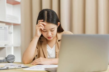 Çevrimiçi yaşam tarzı konsepti. Bir sürü evrak işiyle uğraşan bir kadın çalışanın yorgun hissetmesi. 