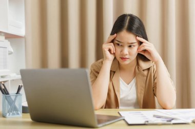 Çevrimiçi yaşam tarzı konsepti. Bir kadın çalışanın evrakları okuduktan sonra strese girmesi ve endişelenmesi.