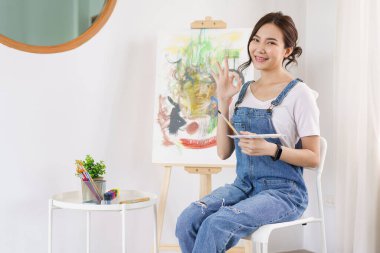 Sanat konsepti, genç Asyalı kadın çizimi tamamlandığında iyi bir iş çıkardığını gösteriyor..