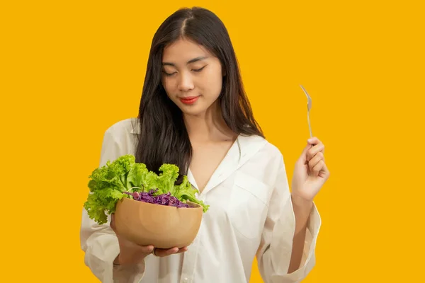 Conceito Vegetariano Mulher Saudável Comendo Mistura Salada Legumes Frescos Fundo — Fotografia de Stock