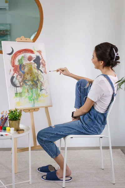 Δημιουργική Ιδέα Της Τέχνης Νεαρή Ασιάτισσα Γυναίκα Κρατώντας Πινέλο Και — Φωτογραφία Αρχείου