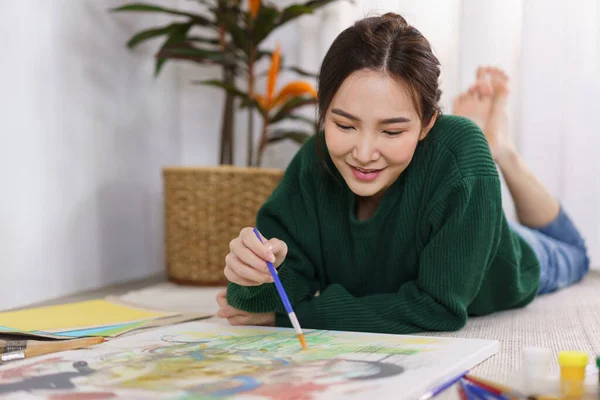 Creative Art Concept Young Asian Woman Lying Floor Work Painting — Stock Photo, Image