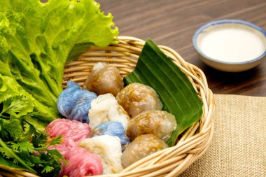 Thai tatlı konsepti, Tayland hindistancevizi sütü muhallebi ve domuz etli tapyoka topları..