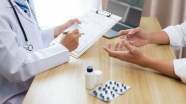 Hastaya bazı sorular sorarak sağlık kontrolü yapan bir doktor konseptini ziyaret ediyorum.