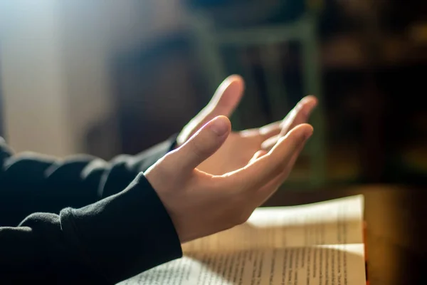 Concepto Religión Joven Asiático Lee Biblia Reza Adoración Dios Por — Foto de Stock