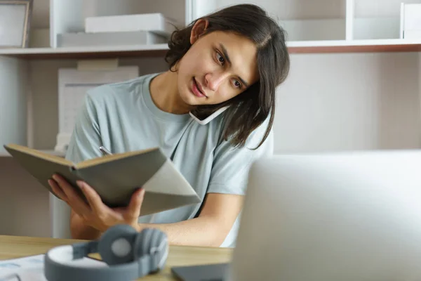 Concepto Educación Distancia Chico Adolescente Hablando Por Teléfono Tomar Nota — Foto de Stock