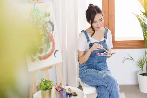 Creativo Del Concepto Arte Mujer Asiática Joven Utiliza Pincel Para — Foto de Stock