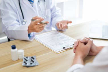 Bir doktor konseptini ziyaret eden bir doktor hastalarının semptomlarını teşhis eder ve hastanın durumunu tarif eder.