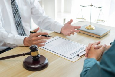 Hukuk danışmanlığı konsepti. Bir erkek avukat bağlantı hakkında belirsiz bilgiler buluyor ve daha fazla açıklama istiyor.