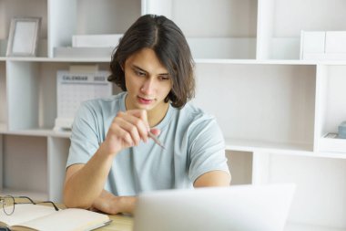 Uzaktan eğitim kavramı, ders çalışan ve grafiklere işaret eden genç çocuk, online matematik dersi..