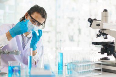 Laboratuvar araştırma konsepti, aşı araştırması için petri kabına çözelti damlası..