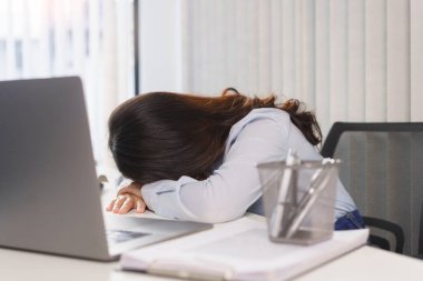 İş konsepti, iş kadını teneffüste uyuyan ofis masasında sıkı çalışmaktan..