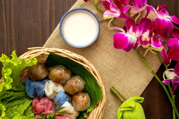 Thai tatlı konsepti, Tayland hindistancevizi sütü muhallebi ve domuz etli tapyoka topları..