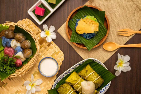 Tayland tatlısı konsepti, çeşitli Tayland tatlıları glutinous rice sago ve tatlı domuz dolgularından yapılır..