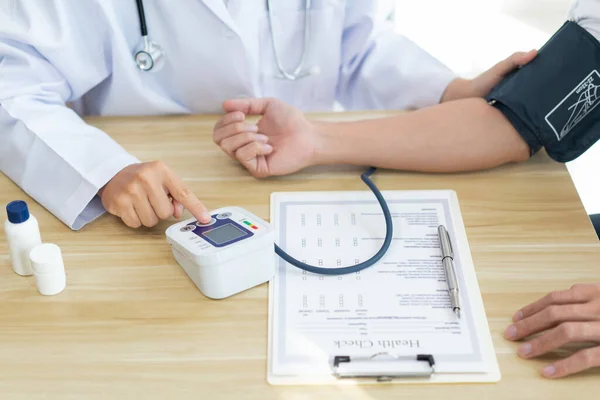 Visiting Doctor Concept Doctor Sitting Using Tool Measure Blood Pressure — Foto Stock