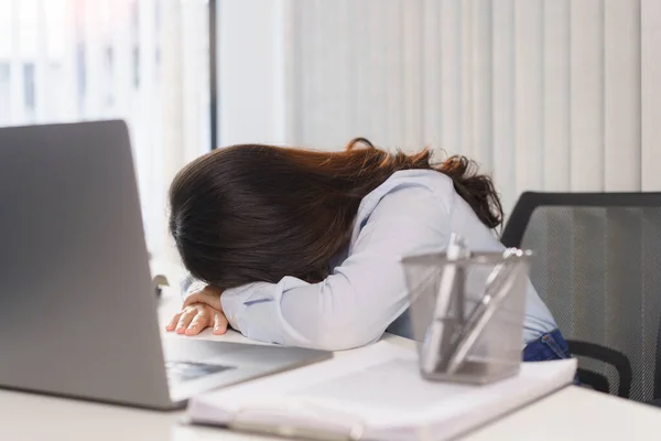Konsepti Kadını Teneffüste Uyuyan Ofis Masasında Sıkı Çalışmaktan — Stok fotoğraf