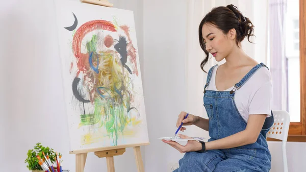 Creativo Del Concepto Arte Mujer Asiática Joven Utiliza Pincel Para — Foto de Stock