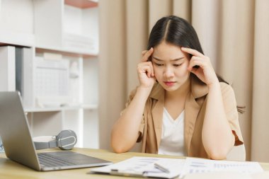 Çevrimiçi yaşam tarzı konsepti. Bir kadın çalışanın evrakları okuduktan sonra strese girmesi ve endişelenmesi.