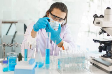 Laboratuvar araştırma konsepti, ilaç araştırması için petri kabına bilimsel çözüm damlası.