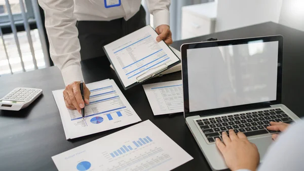 Geschäftskonzept Geschäftsmann Zeigt Auf Finanzdokument Dem Partner Informationen Erklären — Stockfoto