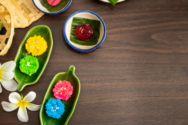 Tayland tatlısı konsepti, Hindistan cevizli puding üzerine yapışkan pirinç ve katmanlı tatlı..