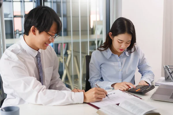 Concepto Negocio Dos Colegas Negocios Lluvia Ideas Sobre Inversión Calcular — Foto de Stock