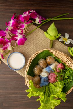 Thai tatlı konsepti, Tayland hindistancevizi sütü muhallebi ve domuz etli tapyoka topları..