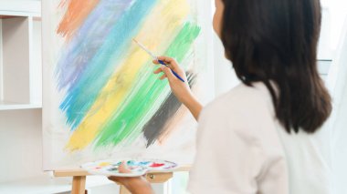 Sanat konsepti, Asyalı kadın sanatçının resim stüdyosunda tuval üzerinde fırça kullanması..