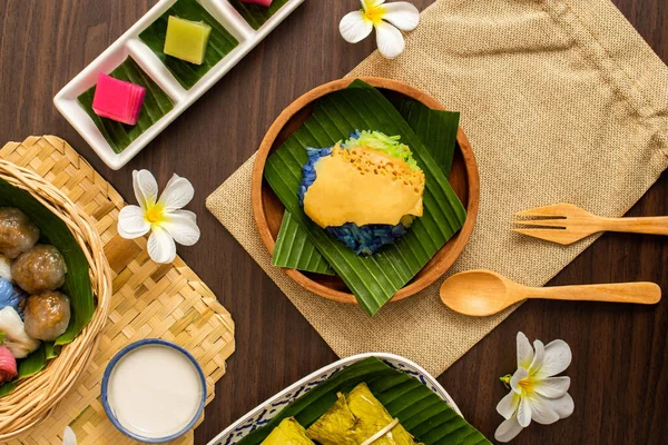 Tayland tatlısı konsepti, çeşitli Tayland tatlıları glutinous rice sago ve tatlı domuz dolgularından yapılır..