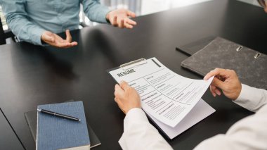 İşe alım konsepti, erkek işveren CV özgeçmişini okuyup adayla iş deneyimi hakkında konuşmaya başladı.