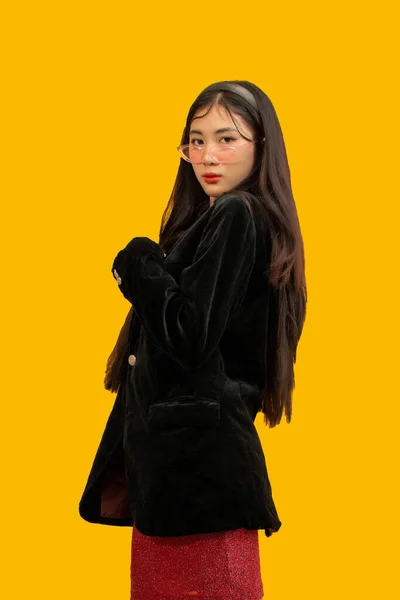 Modekonzept Modische Frau Posiert Kleid Und Schwarzem Mantel Mit Brille — Stockfoto