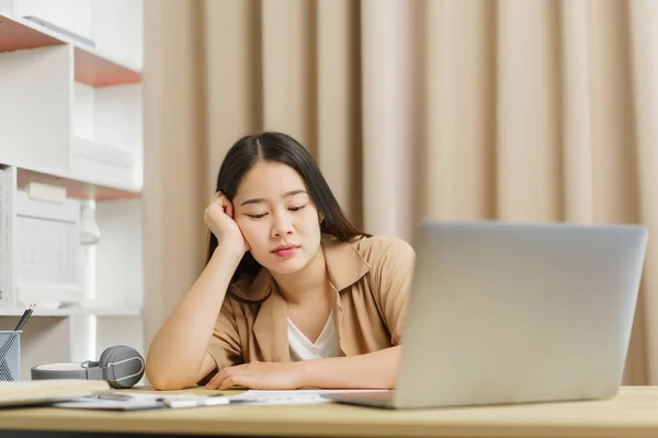 Concetto Stile Vita Online Una Dipendente Donna Sente Stanca Dopo — Foto Stock