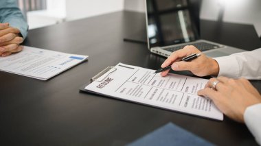 İşe alım konsepti, iş görüşmesi sırasında erkek işverenin başvuru özgeçmişini okuması.