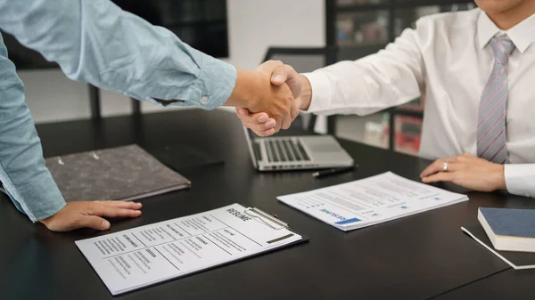 Rekrutierungskonzept Männlicher Arbeitgeber Schüttelt Bewerbern Die Hand Zum Neuen Job — Stockfoto