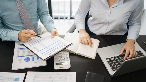 Concepto Negocio Colegas Negocios Leen Datos Financieros Para Lluvia Ideas — Foto de Stock