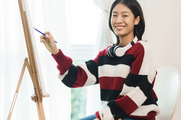 Concepto Arte Artista Femenina Asiática Suéter Con Auriculares Para Pintar — Foto de Stock