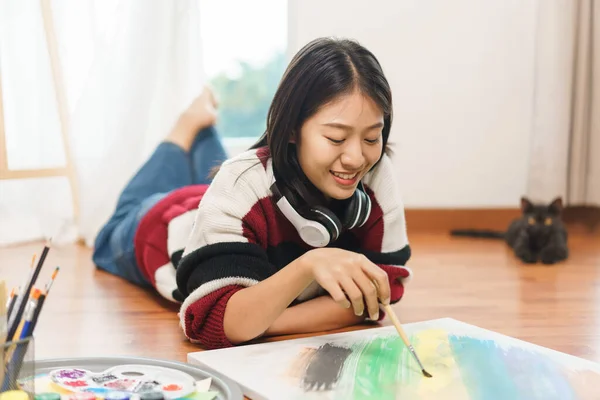 Concept Art Artiste Asiatique Femme Couchée Sur Sol Avec Chat — Photo