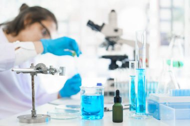 Laboratuvar araştırma konsepti, bilim adamı aşı ve ilaç araştırması için test tüpüne çözelti döker..