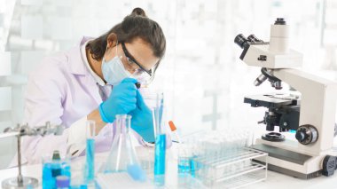 Laboratuvar araştırma konsepti, ilaç araştırması için petri kabına bilimsel çözüm damlası.