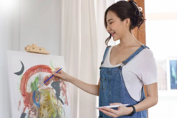 Δημιουργική Ιδέα Της Τέχνης Νεαρή Ασιάτισσα Γυναίκα Χρησιμοποιούν Πινέλο Χρωματική — Φωτογραφία Αρχείου