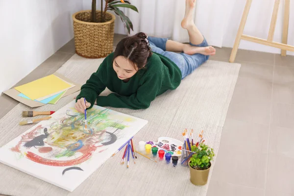 Kreatywny Koncepcji Sztuki Młoda Azjatka Leżąca Podłodze Pracy Malowania Arcydzieło — Zdjęcie stockowe