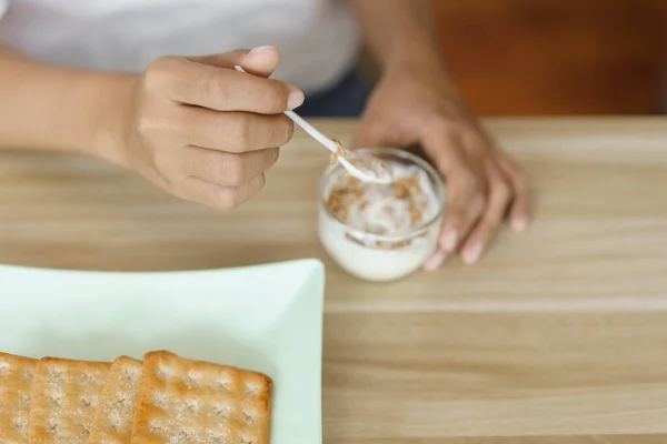 Home Lifestyle Concept Mani Donna Scavare Yogurt Mangiare Cracker Spuntino — Foto Stock