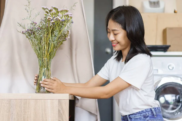 Home Relaxation Concept Young Woman Placing Vase Flowers Decoration Table — Zdjęcie stockowe