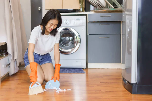 Home Relaxation Concept Young Woman Use Broom Sweeping Garbage Floor — Stockfoto