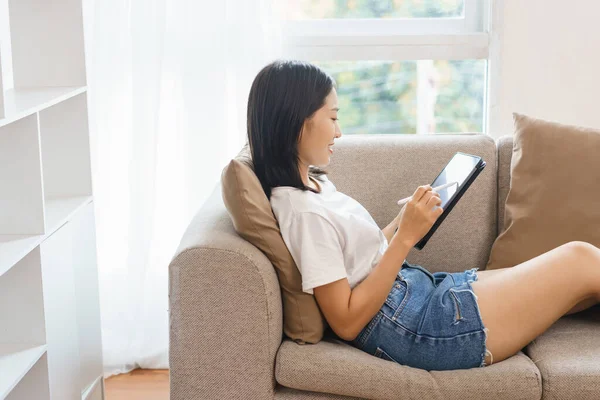 Home Lifestyle Concept Young Woman Lying Couch Using Tablet Surf — Stock Photo, Image