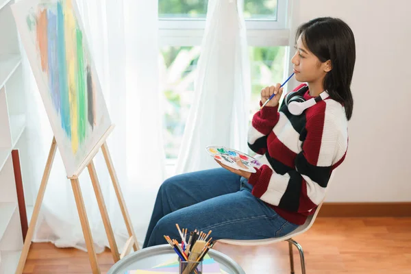 Concept Art Artiste Asiatique Féminine Assise Devant Toile Pensée Créer — Photo