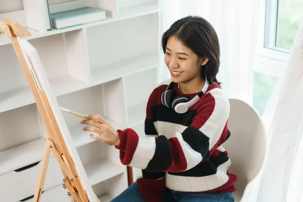 Concepto Arte Artista Femenina Asiática Suéter Utilizar Pincel Pintura Para — Foto de Stock